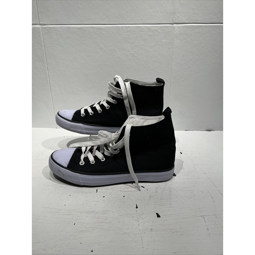 Twisted Slip in & Step Out,Women's size 9 Black/White Sneaker